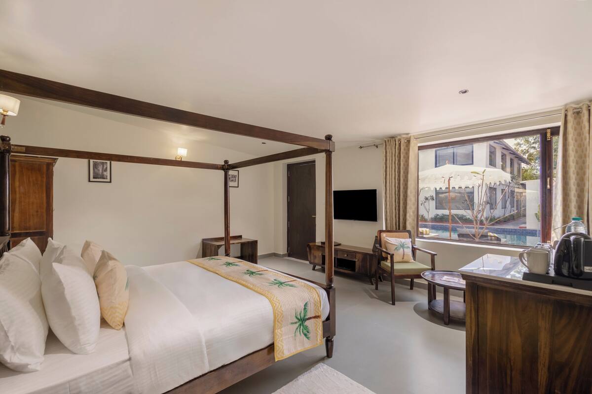 In-room safe, desk, laptop workspace, soundproofing