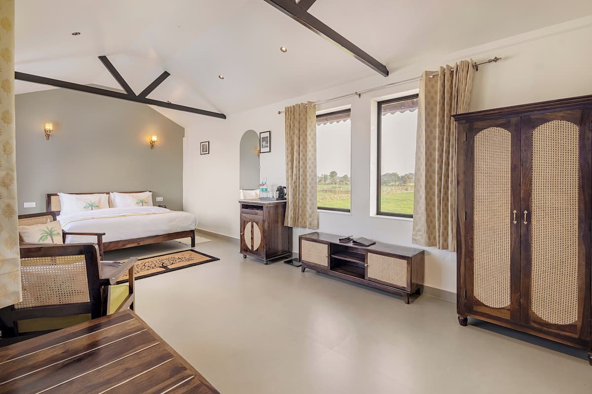 In-room safe, desk, laptop workspace, soundproofing