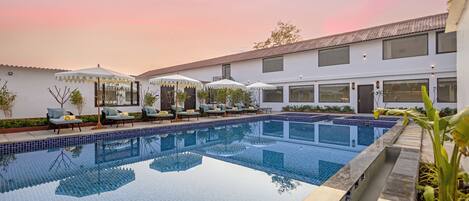 3 piscines couvertes, piscine extérieure