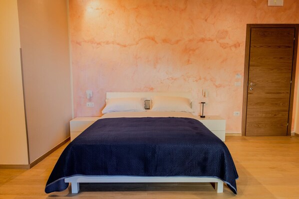 1 bedroom, desk, WiFi, bed sheets