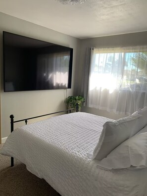 3 bedrooms, WiFi - Beautiful family home in Fresno close to freeway and centrally located! (Fresno)