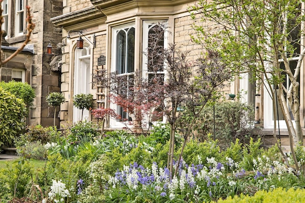 A historic building with a garden in front. - Glendon Bed and Breakfast (Matlock)