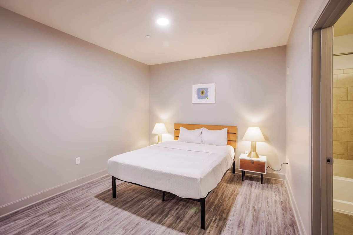 Leilighet – deluxe | Skrivebord, skrivebord for bærbar PC og strykejern/-brett