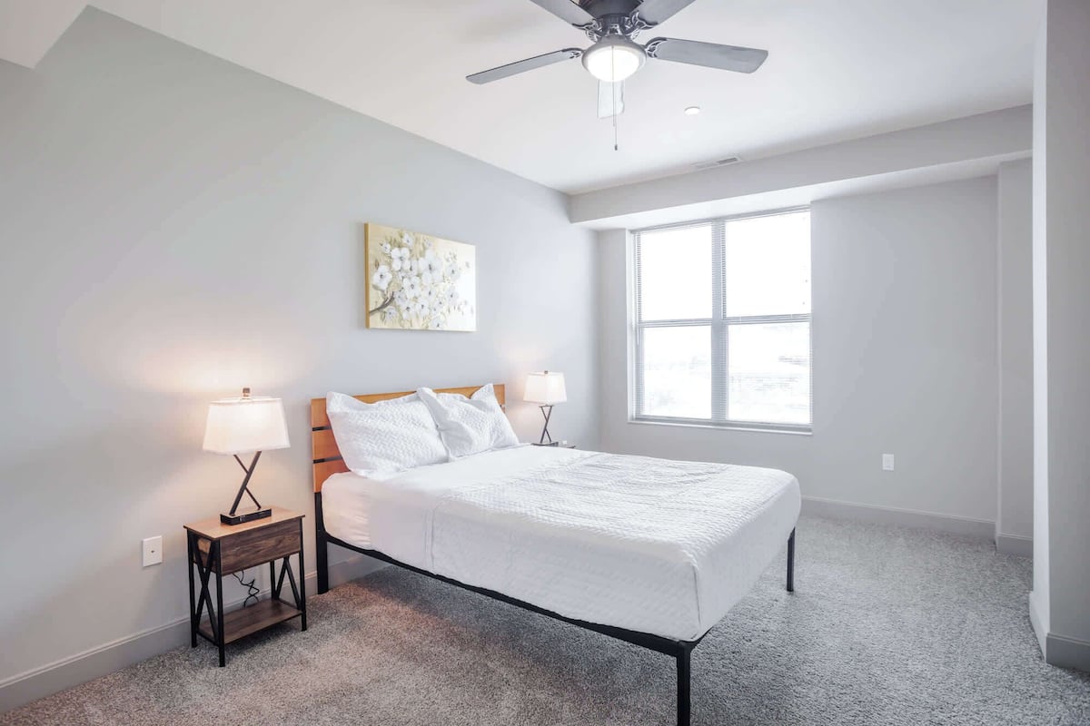 Leilighet – deluxe (2 units) | Skrivebord, skrivebord for bærbar PC og strykejern/-brett