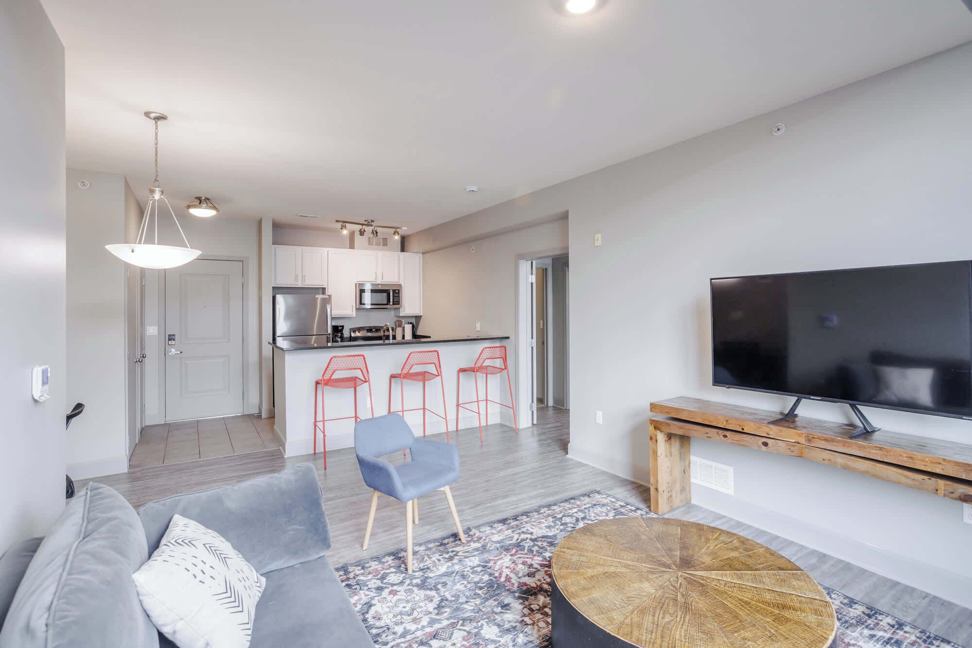 Deluxe appartement (2 units) | Woonruimte | Een 42-inch smart-tv met digitale zenders, Netflix en Hulu