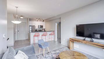 Deluxe appartement (2 units) | Woonruimte | Een 42-inch smart-tv met digitale zenders, Netflix en Hulu