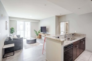 Leilighet – deluxe | Oppholdsområde | En 42-tommers smart-TV med digitale kanaler samt Netflix og Hulu