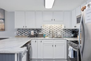 ثلاجة، ميكروويف، غسالة أطباق، ماكينة لصنع القهوة/الشاي