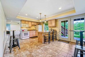 Fridge, microwave, oven, stovetop - Lakefront Lake Anna Blue Sails - Waterfront (Mineral)