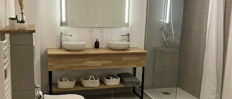 Douche, sĂšche-cheveux, serviettes fournies, savon