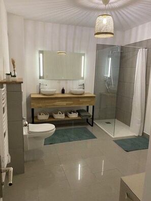 Dusche, Haartrockner, Handtücher, Seife