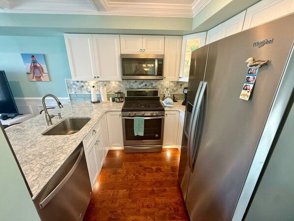 Refrigerador, microondas, horno y parrilla de estufa 