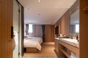 Basic Twin Room | Langsir/tirai gelap terus, seterika/papan seterika, Wi-fi percuma