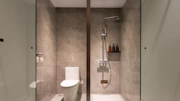 Verdunkelungsvorhänge, schallisolierte Zimmer, Bügeleisen/Bügelbrett