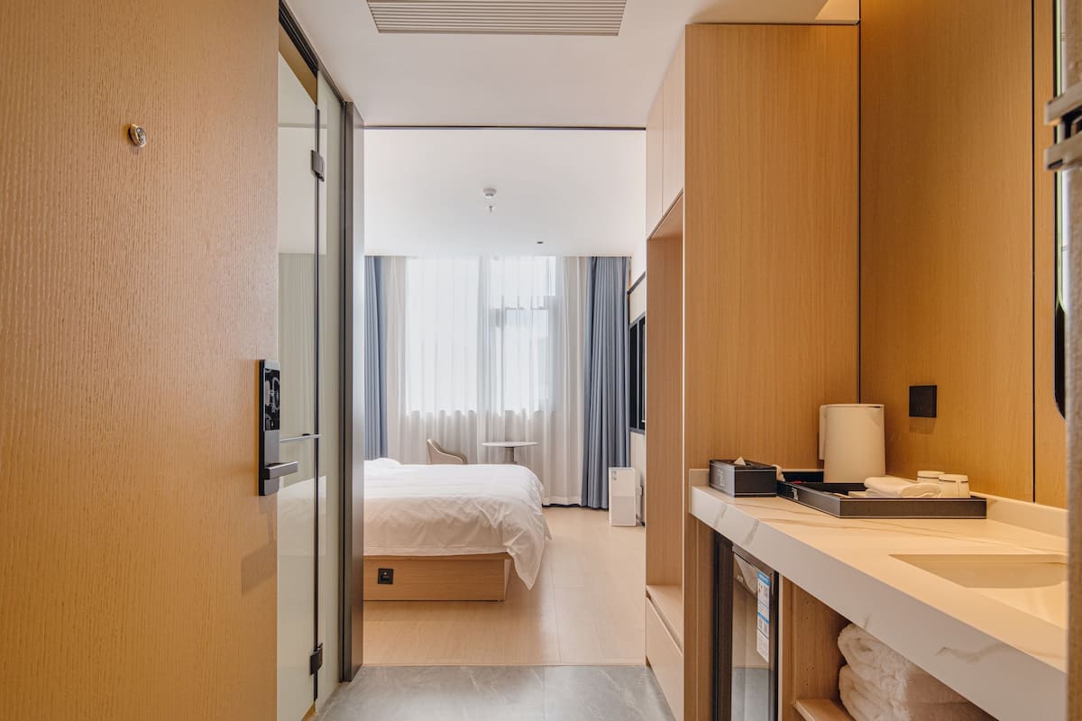 Deluxe King Room | Blackout drapes, iron/ironing board, free WiFi
