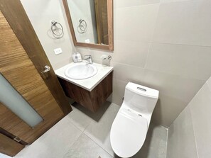 Asciugacapelli, asciugamani, sapone, carta igienica