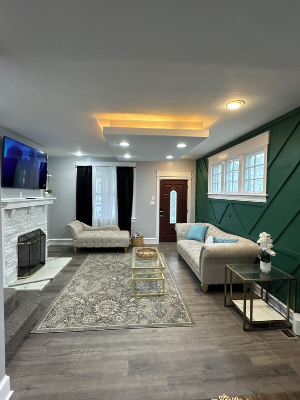 Smart TV, chimenea, futbolito y libros 