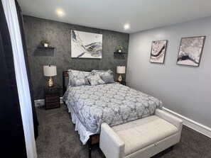 3 habitaciones, tabla de planchar con plancha y cuna de viaje 