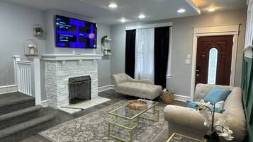 Smart-tv, eldstad, bordsfotboll och böcker