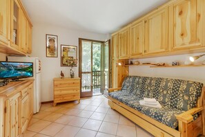 标准公寓, 多间卧室 (Relax In Pineta) | 起居区 | 21-英寸智能电视 （配备有线频道）、电视