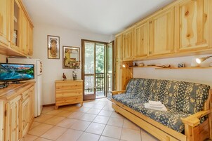 Appartamento Standard, camere multiple (Relax In Pineta) | Area soggiorno | Smart TV 21 pollici con canali via cavo, TV