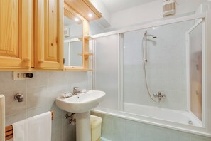 Standard Apartment, Multiple Bedrooms (Relax In Pineta) | Bathroom | Combined shower/bathtub, hair dryer, bidet, towels - Relax In Pineta (Oulx)