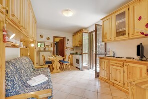 Standard Apartment, Multiple Bedrooms (Relax In Pineta) | Living room | 21-inch Smart TV with cable channels, TV