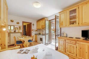 Standard apartman, több hálószobával (Relax In Pineta) | 1 hálószoba, wifi és ágynemű