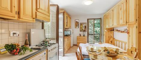 Standard Apartment, 1 Bedroom (Relax In Pineta) | Private kitchen | Fridge, oven, stovetop, dishwasher