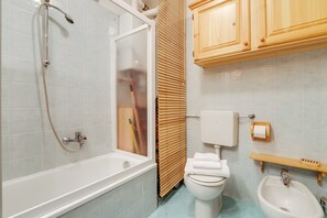 Standard apartman, több hálószobával (Relax In Pineta) | Fürdőszoba | Zuhanyzó/kád kombinációja, hajszárító, bidé és törölközők