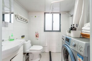 Standaard appartement | Badkamer | Een douche, gratis toiletartikelen, een haardroger, handdoeken