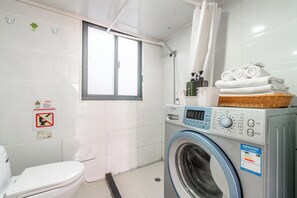 Departamento estándar | Baño | Regadera, amenidades de baño gratuitas, secadora de cabello, toallas 