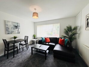 Smart TV - Dudley Apartment with Parking (Dudley)