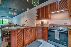 Réfrigérateur, four à micro-ondes, un four, surface de cuisson