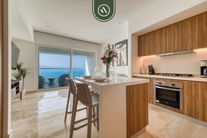 Een koelkast, een microgolfoven, een oven, een kookplaat