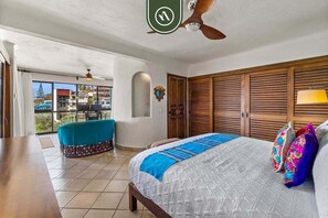 2 habitaciones, escritorio y tabla de planchar con plancha 