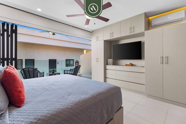 1 Schlafzimmer, Schreibtisch, Bügeleisen/Bügelbrett, Reisekinderbett