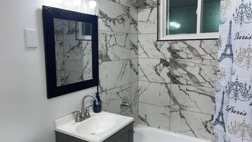 Een haardroger, handdoeken, zeep, toiletpapier