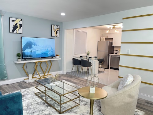 Entire Cozy Home + Free Parking + Fast Wi-Fi & Located in central area