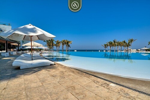 Luxury 2BR @ Aria Ocean: Infinity Pools, Gym & Direct Beach Access