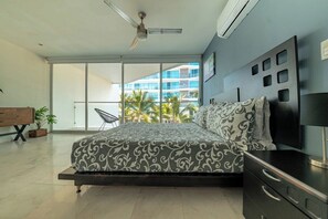 1 chambre, bureau, fer et planche à repasser, lit parapluie