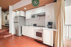 Réfrigérateur, micro-ondes, four, plaque de cuisson