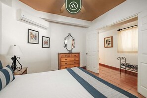 1 Schlafzimmer, Schreibtisch, Bügeleisen/Bügelbrett, Reisekinderbett