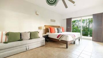 3 makuuhuonetta, työpöytä, silitysrauta/-lauta, vauvan matkasänky