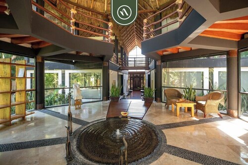 3BR Condo in the Krystal Grand Hotel - Beach