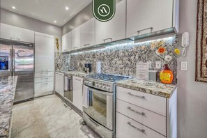 雪櫃、微波爐、焗爐、爐具