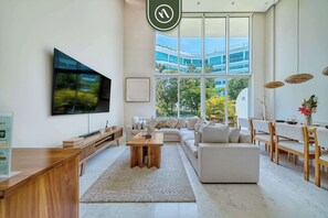 Télévision, chaîne hi-fi, espaces bureaux