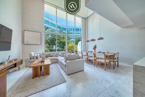 Télévision, chaîne hi-fi, espaces bureaux