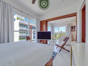 1 soverom, skrivebord, strykejern/-brett og reiseseng for barn