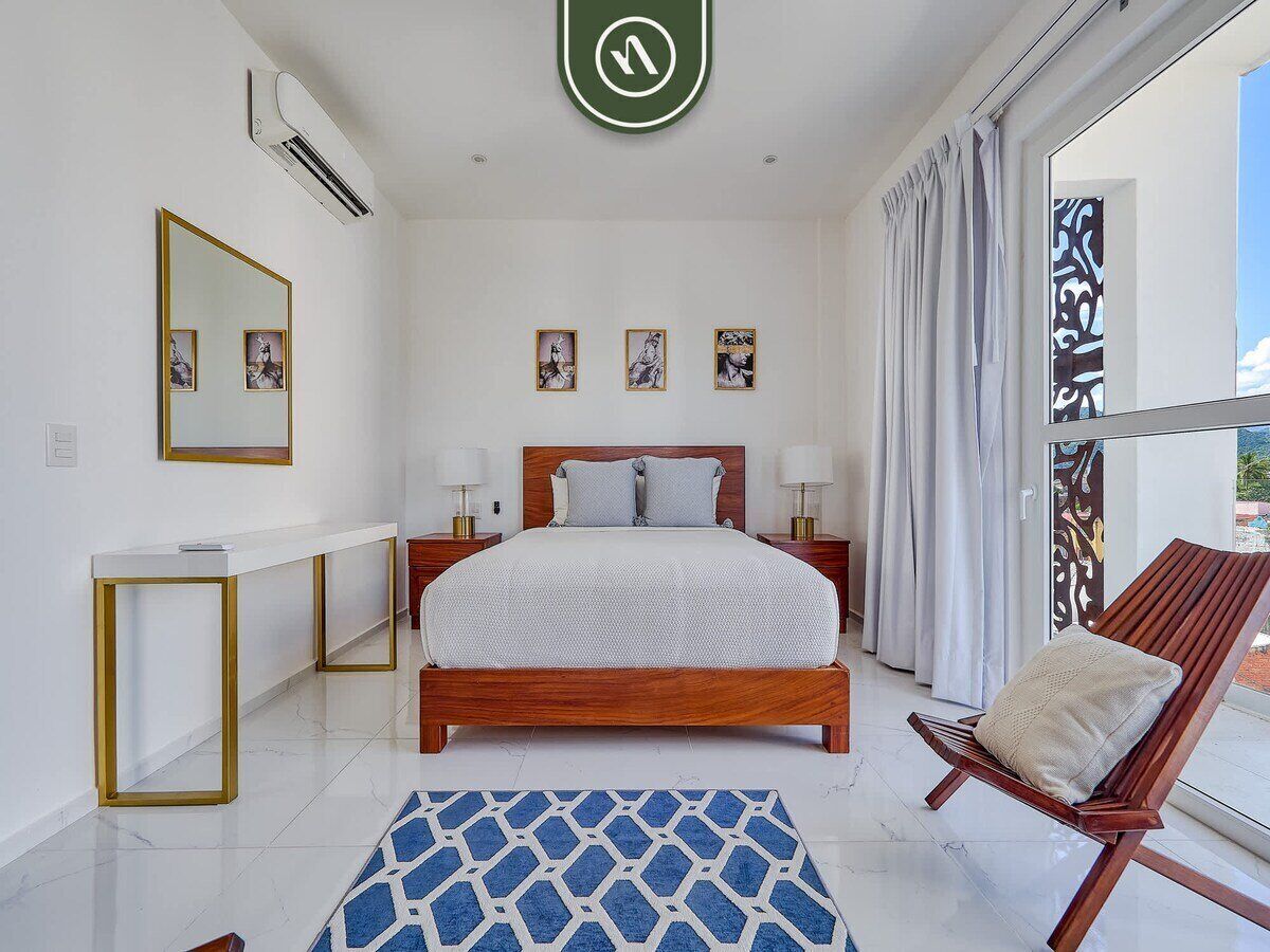 1 dormitorio, escritorio, tabla de planchar con plancha y cuna de viaje